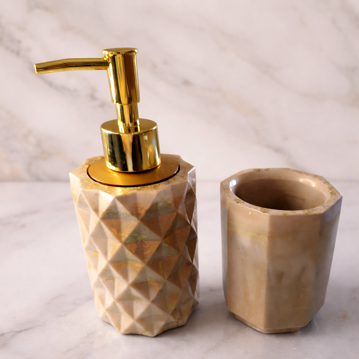 Accessoires salle de bain en résine époxy effet marbre. Set artisanal avec plateau, pompe dorée et gobelet. Élégance et pièce unique.