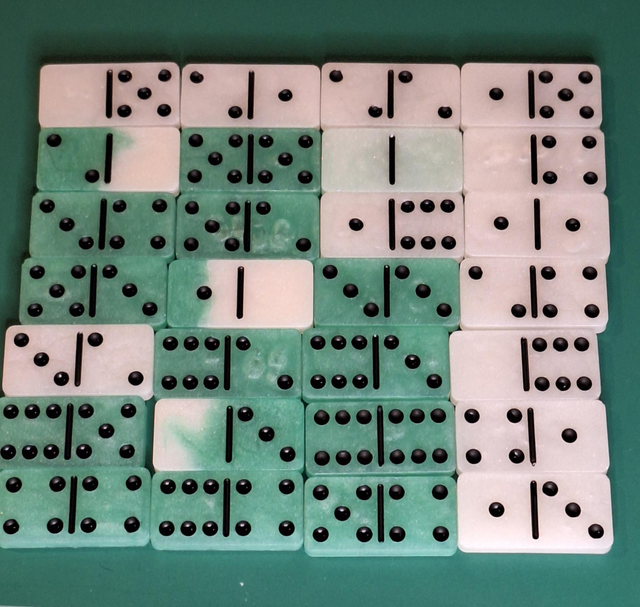 Jeu de Dominos en Résine Époxy dans sa boîte - Fait Main | Élégance et Originalité