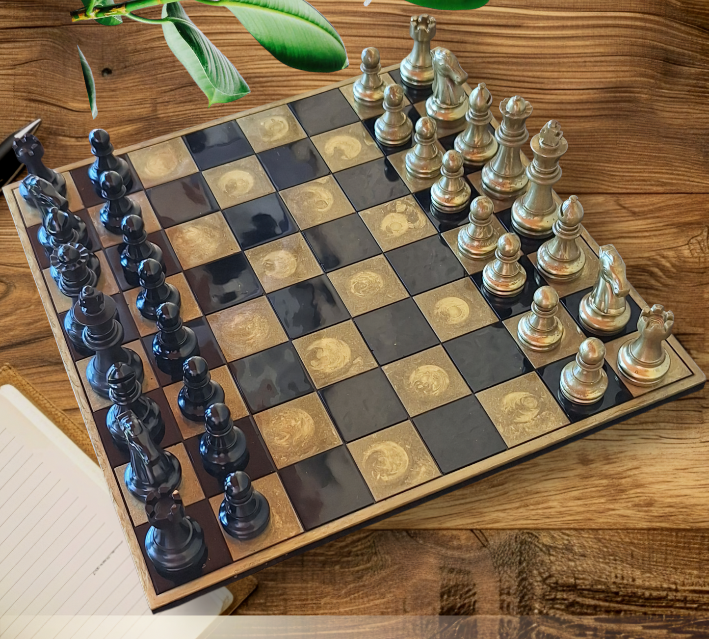 Jeu d'Échecs 2-en-1 en Résine Époxy - Échiquier et Jeu de Dames - Plateau 27,5 x 27,5 cm - Noir et Doré - Fait Main | Résin'éclat - idée cadeau pour elle, lui