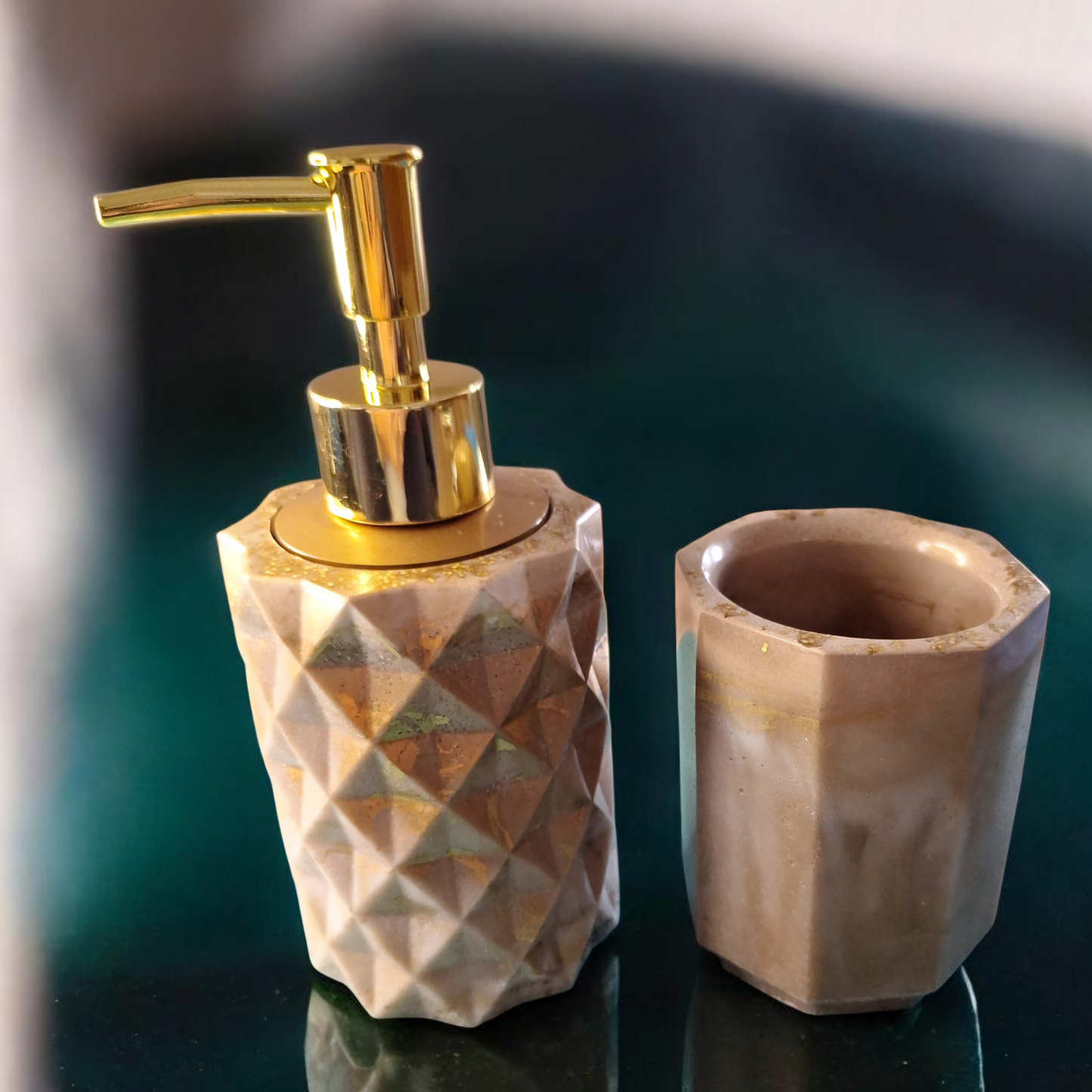 Accessoires salle de bain en résine époxy effet marbre. Set artisanal avec plateau, pompe dorée et gobelet. Élégance et pièce unique.