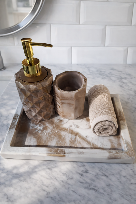 Accessoires salle de bain en résine époxy effet marbre. Set artisanal avec plateau, pompe dorée et gobelet. Élégance et pièce unique.