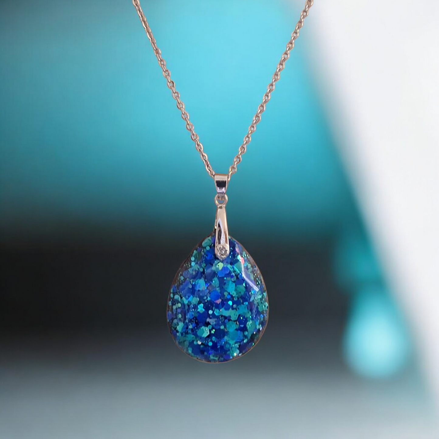 Pendentif goutte bleu scintillant en résine époxy – Collier fait main