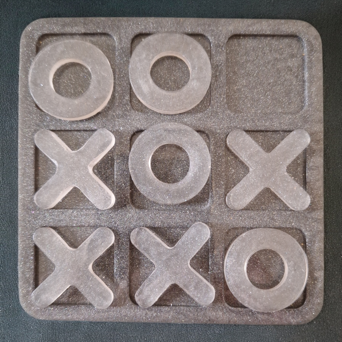 Jeu de morpion artisanal tic-tac-toe en résine époxy pailletée – fait main original et durable