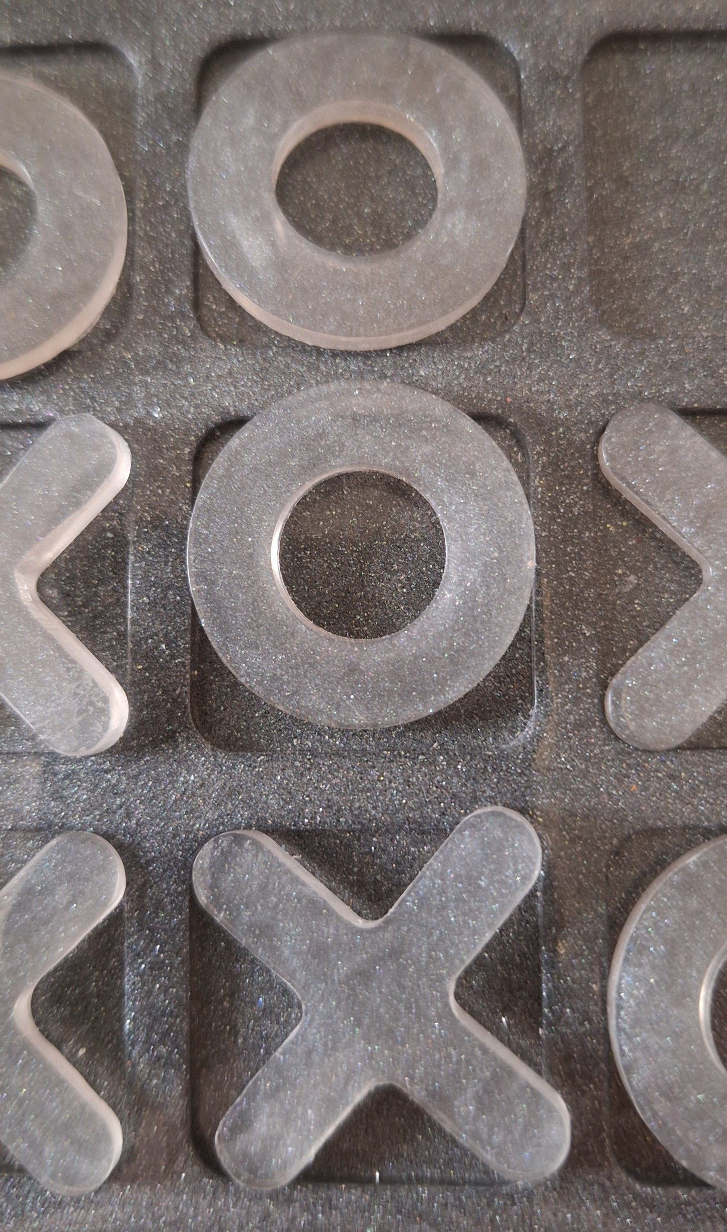 Jeu de morpion artisanal tic-tac-toe en résine époxy pailletée – fait main original et durable