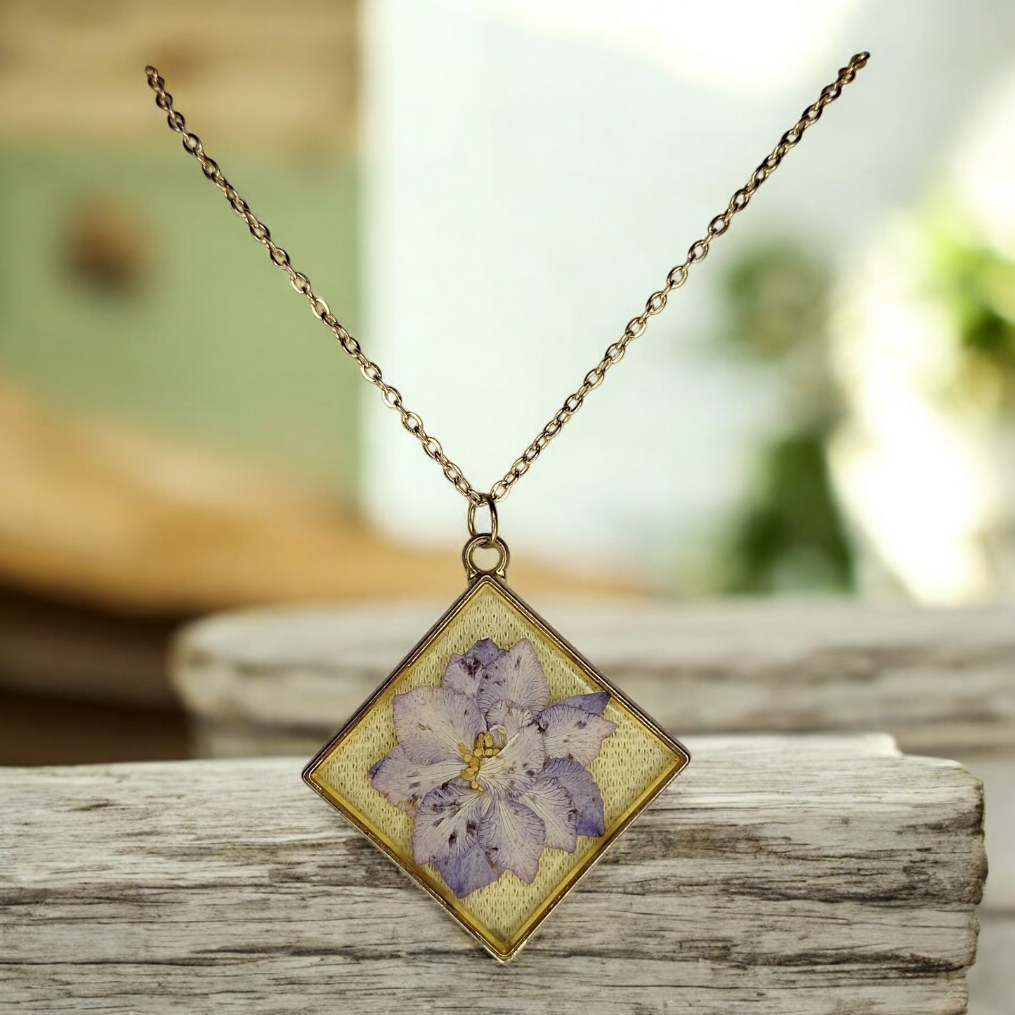 Collier Pendentif Carré Doré - Véritable Fleur Séchée Parme