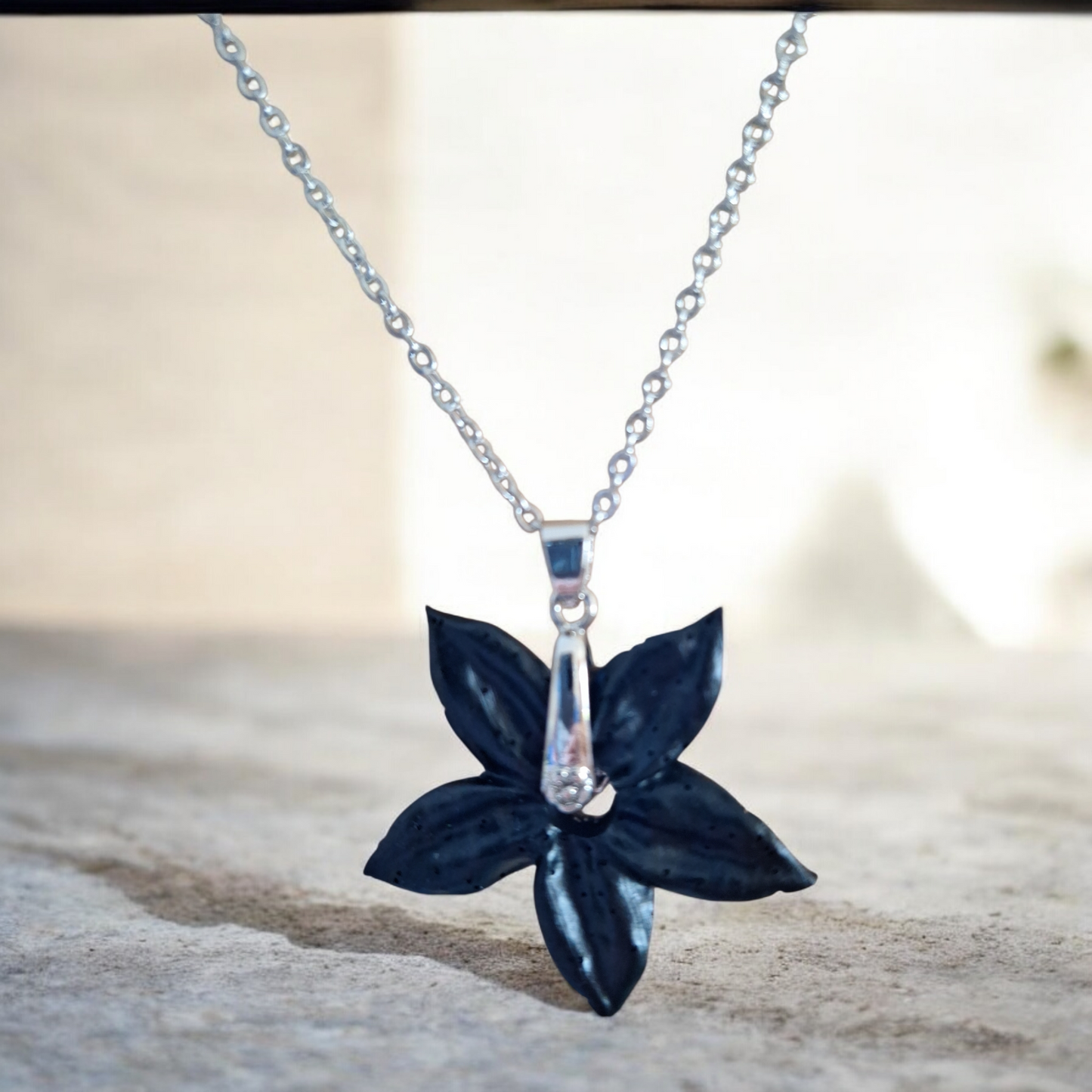 Collier Pendentif Fleur en Résine Noire 3,5 cm - Chaîne Argentée 50 cm