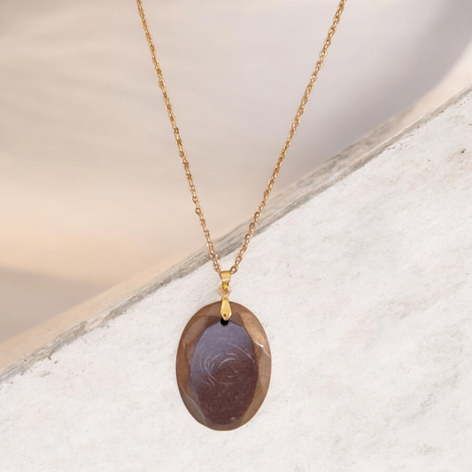 Collier pendentif ovale effet camée marron – Chaîne dorée – Bijou élégant et intemporel