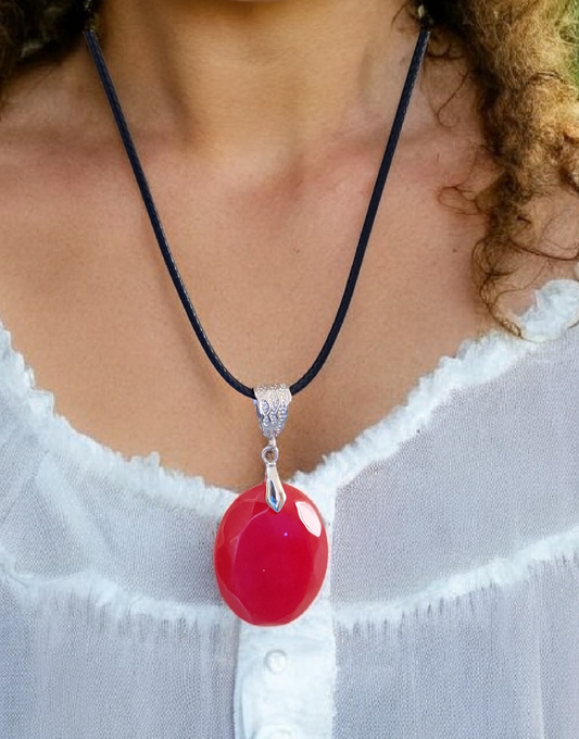 Collier pendentif ovale rouge facetté – Cordon noir – Bijou élégant et moderne