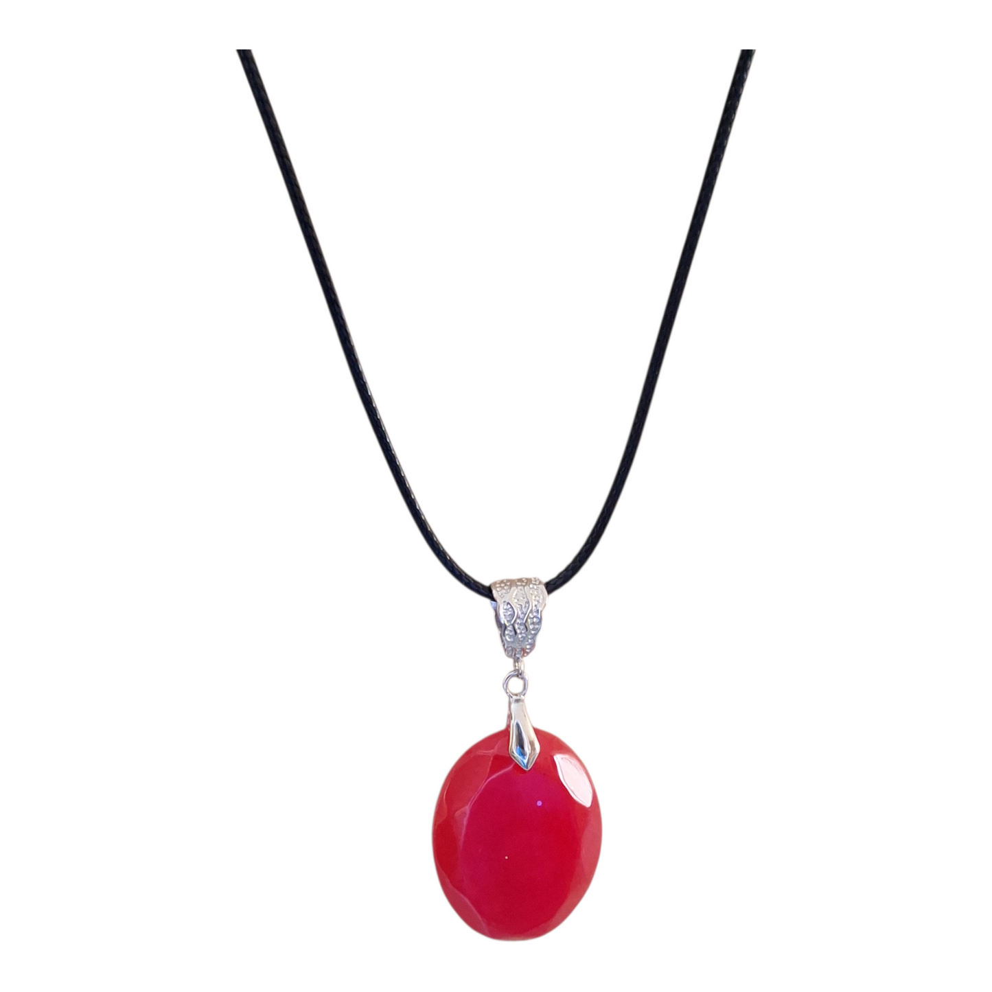 Collier pendentif ovale rouge facetté – Cordon noir – Bijou élégant et moderne