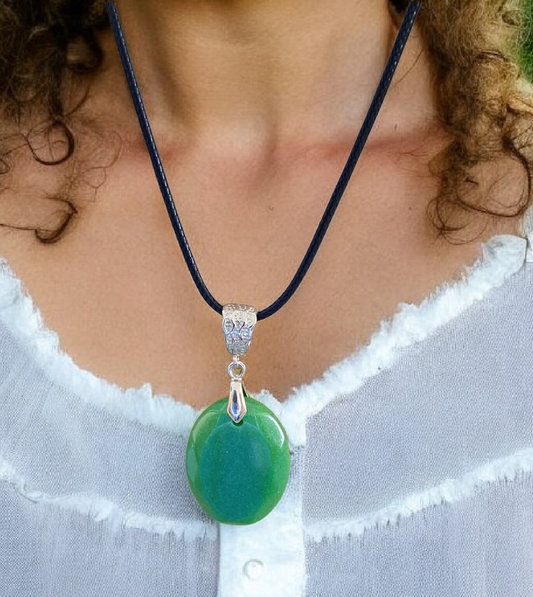 Collier pendentif ovale vert facetté – Cordon noir – Bijou élégant et naturel