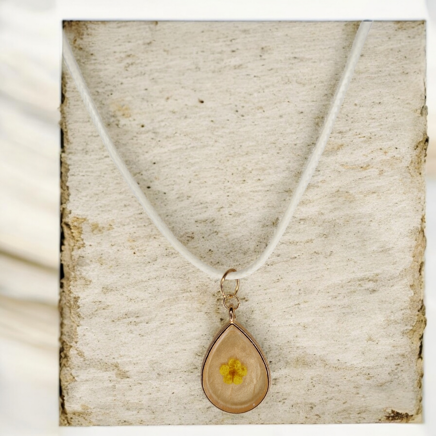 Pendentif Goutte Doré - Fleur Jaune et Résine Nacrée à la Poudre de Mica