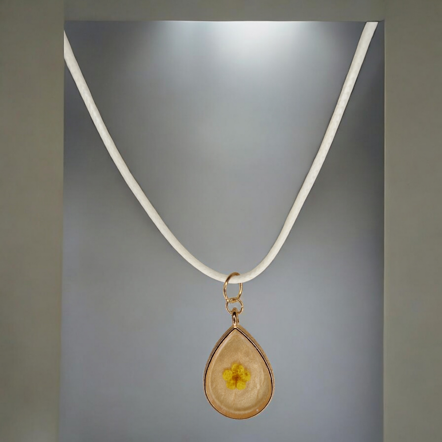 Pendentif Goutte Doré - Fleur Jaune et Résine Nacrée à la Poudre de Mica
