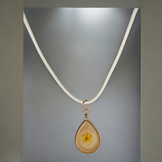 Pendentif Goutte Doré - Fleur Jaune et Résine Nacrée à la Poudre de Mica
