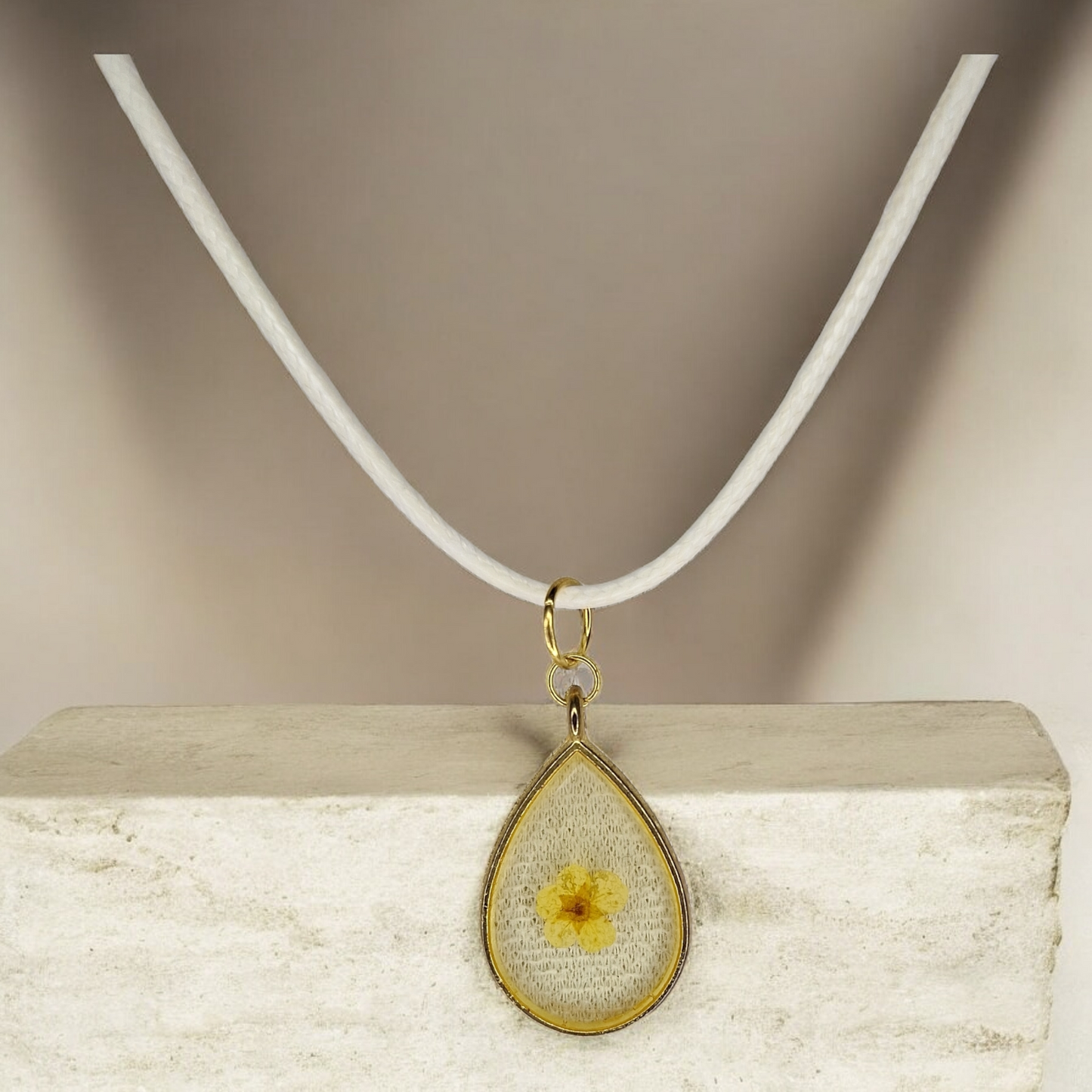 Pendentif Goutte en Résine Transparente - Petite Fleur Jaune et Monture Dorée