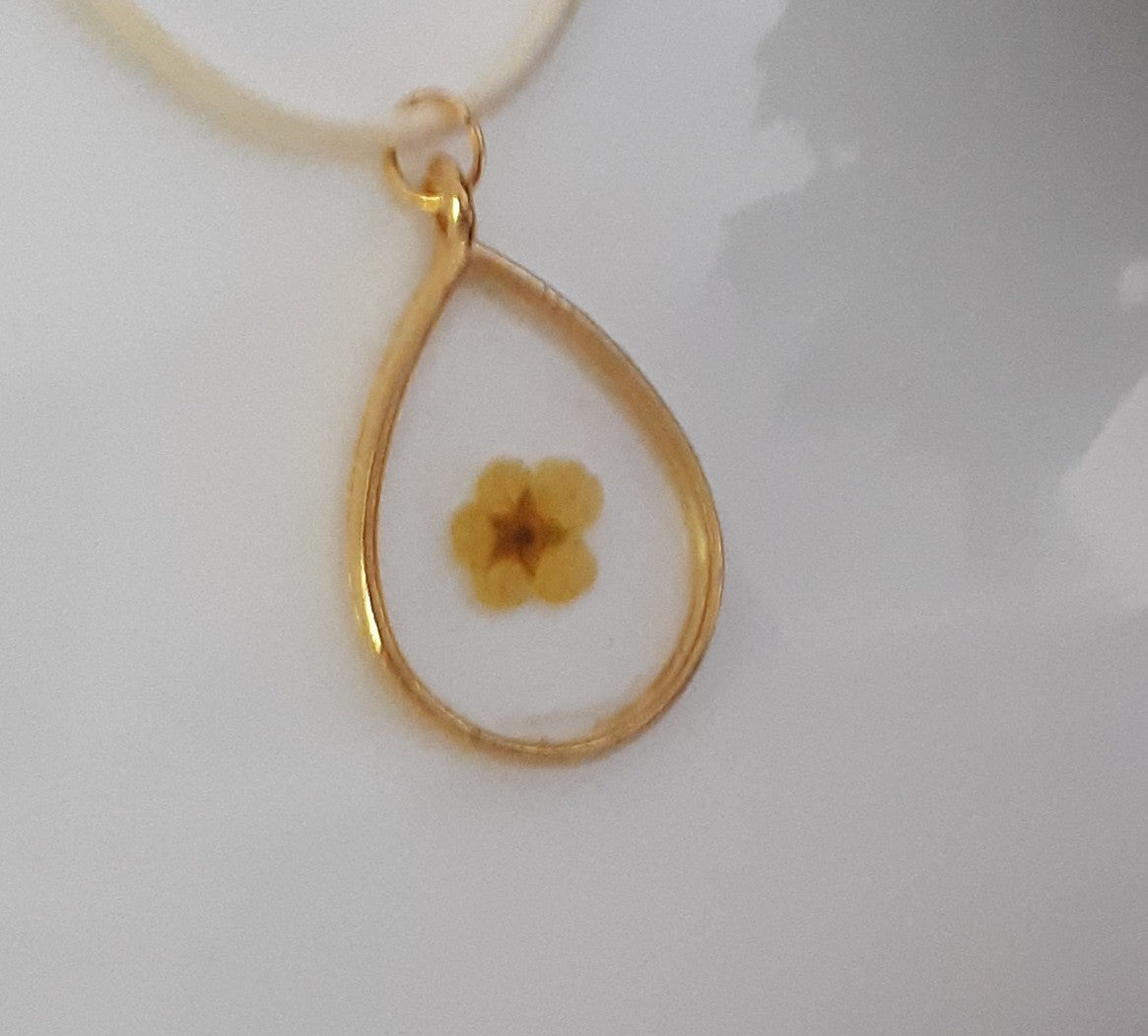 Pendentif Goutte en Résine Transparente - Petite Fleur Jaune et Monture Dorée