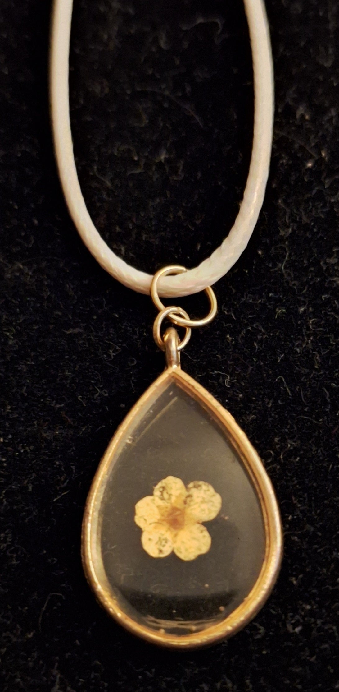 Pendentif Goutte en Résine Transparente - Petite Fleur Jaune et Monture Dorée