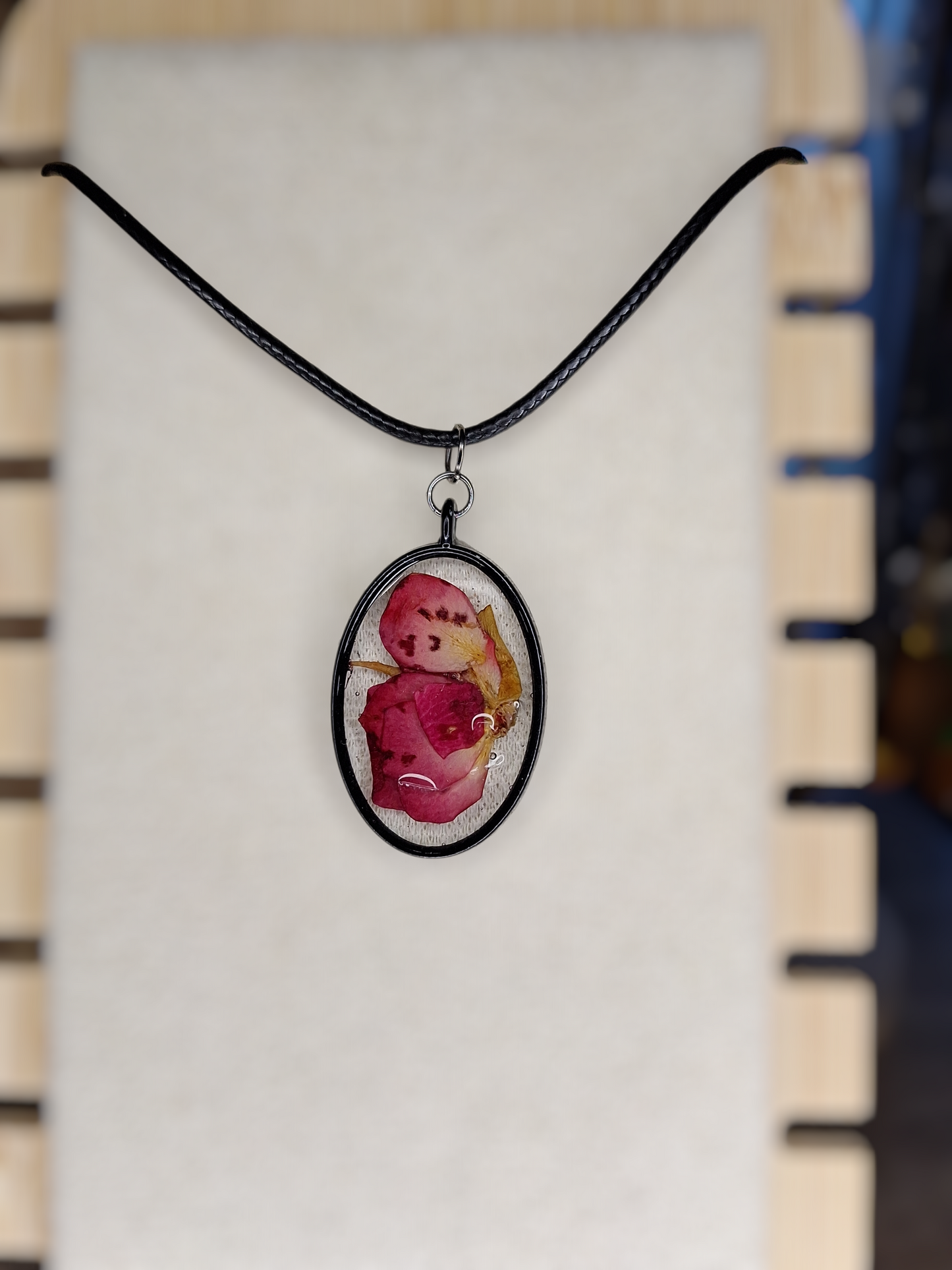 Pendentif Ovale en Résine et Véritable Fleur Rouge - Monture Métal Noir