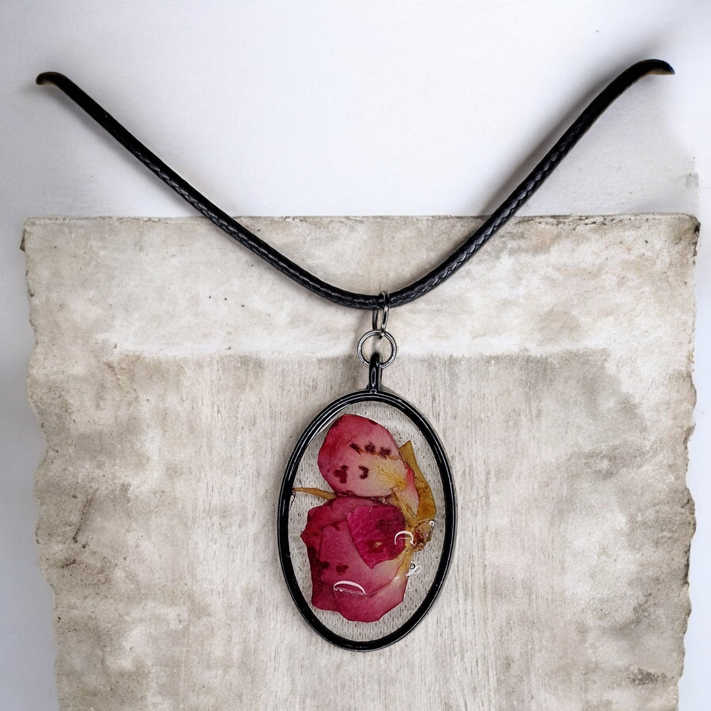 Pendentif Ovale en Résine et Véritable Fleur Rouge - Monture Métal Noir