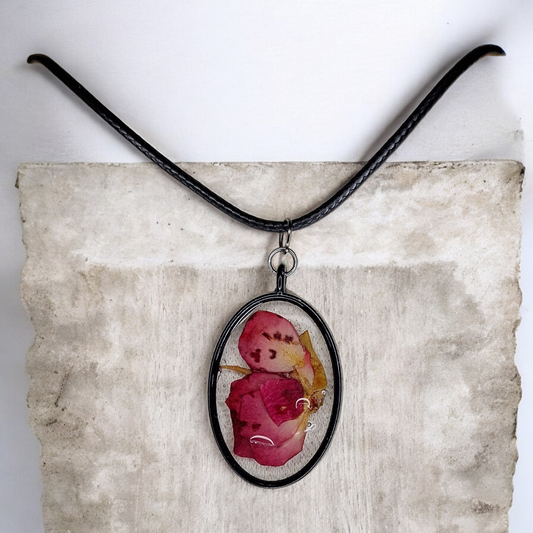 Pendentif Ovale en Résine et Véritable Fleur Rouge - Monture Métal Noir