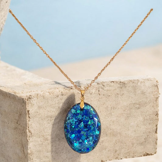 Pendentif forme camée bleu scintillant en résine époxy – Collier fait main