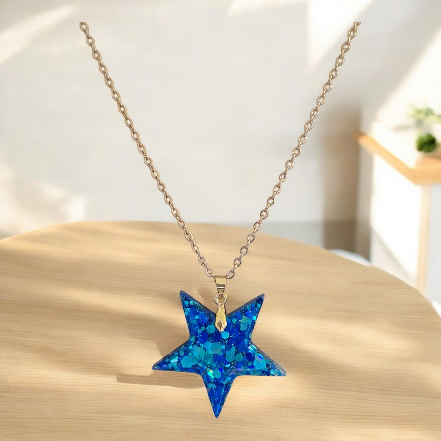 Pendentif forme étoile bleu scintillant en résine époxy – Collier fait main