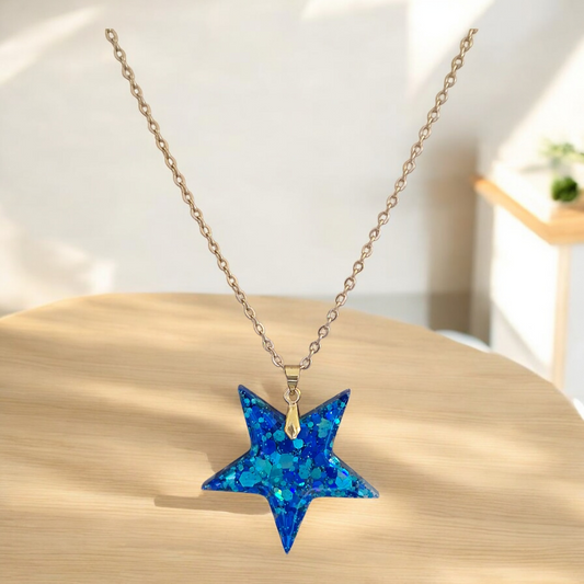 Pendentif forme étoile bleu scintillant en résine époxy – Collier fait main