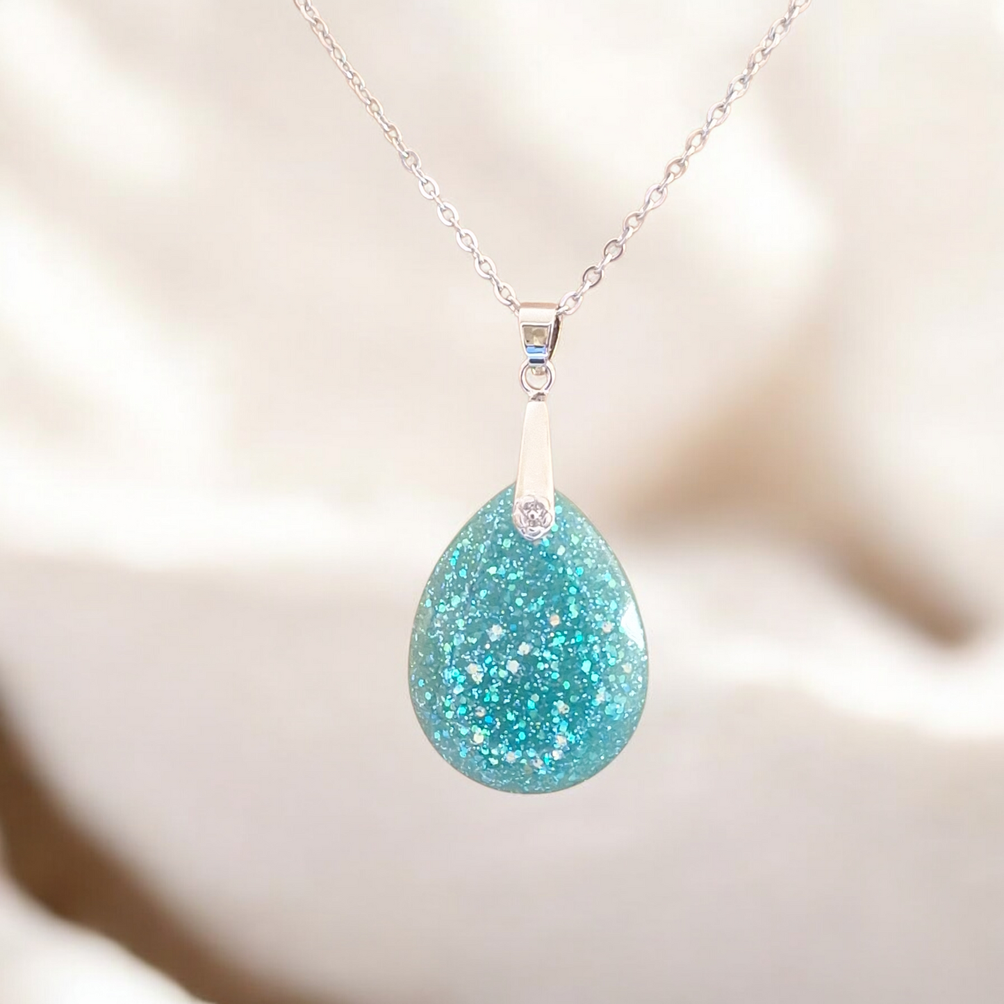 Pendentif goutte bleu turquoise scintillant en résine époxy – Collier fait main