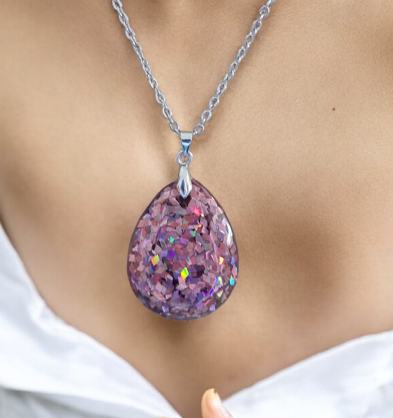 Pendentif goutte paillettes holographiques roses scintillant en résine époxy – Collier fait main
