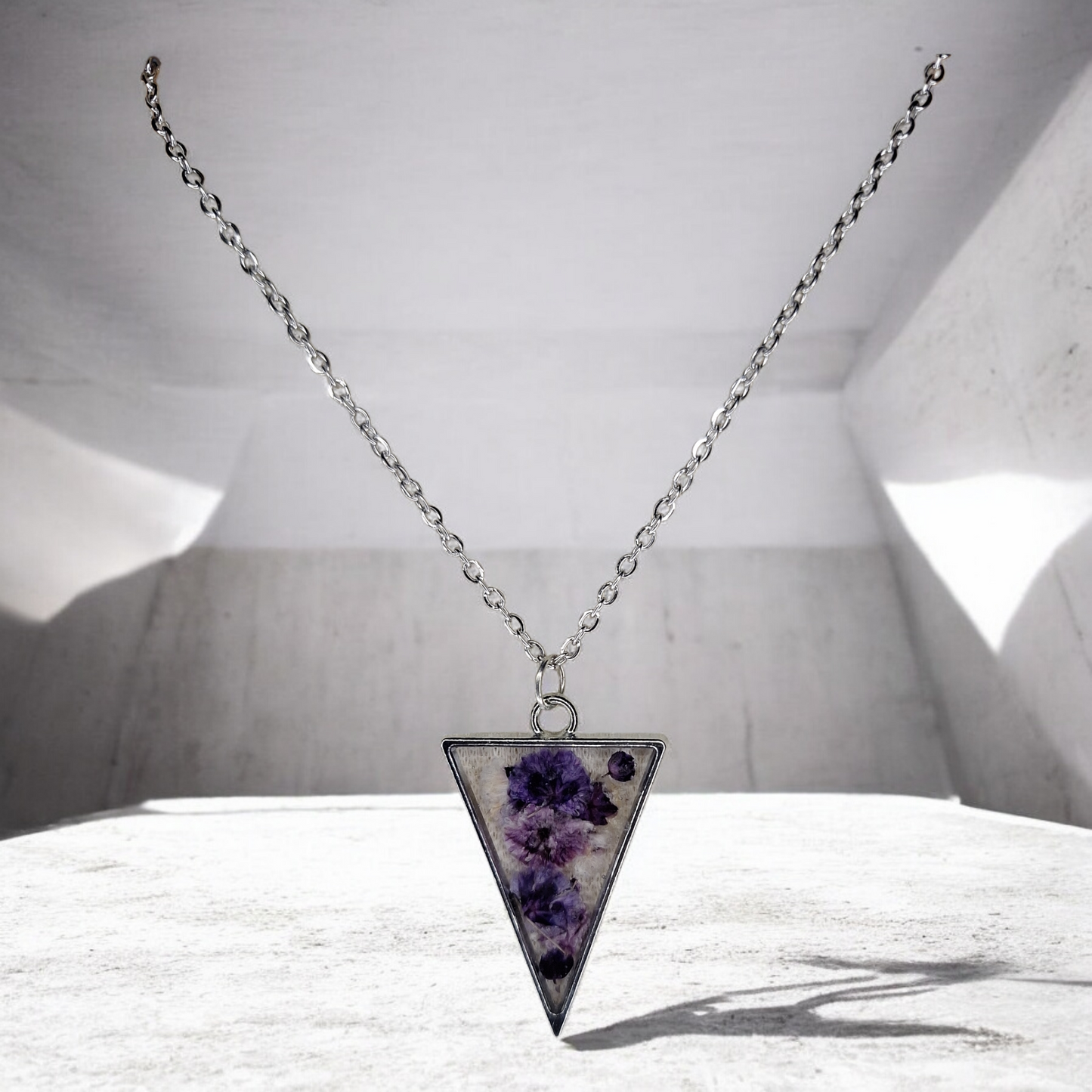 Pendentif Géométrique Triangle et Fleurs Éternelles Mauves - Métal Argenté