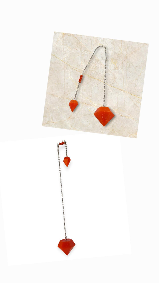 Pendule divinatoire en résine orange – Forme diamant, chaîne argentée