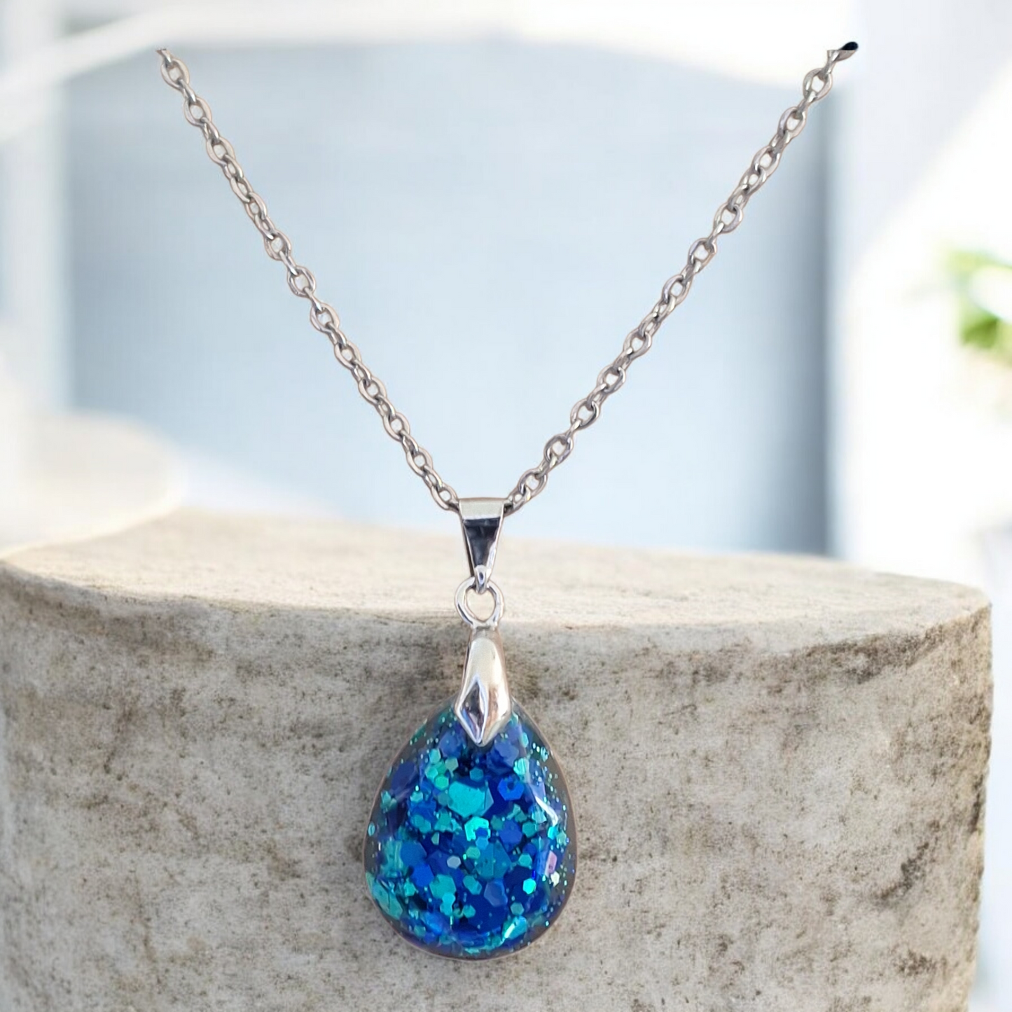 Pendentif goutte bleu scintillant en résine époxy – Collier fait main