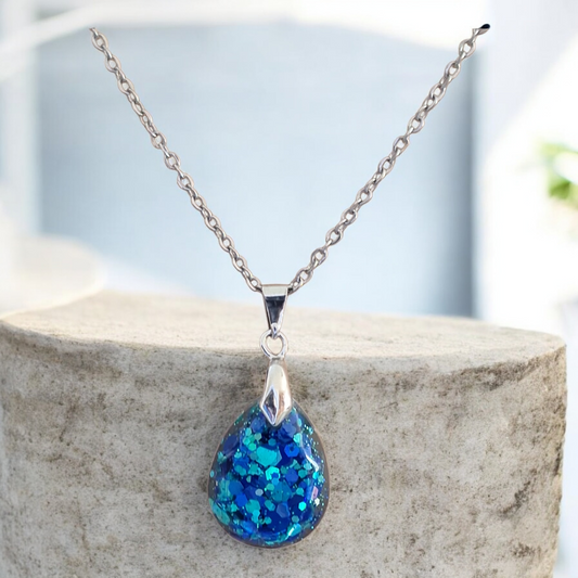 Pendentif goutte bleu scintillant en résine époxy – Collier fait main