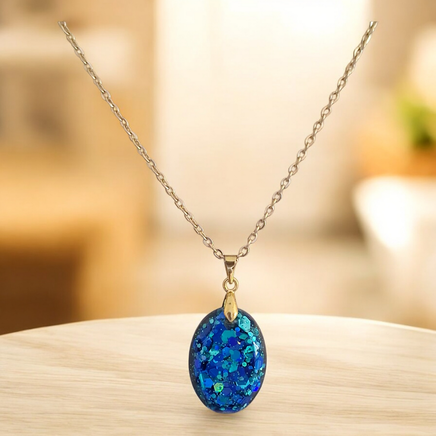Pendentif forme camée bleu scintillant en résine époxy – Collier fait main