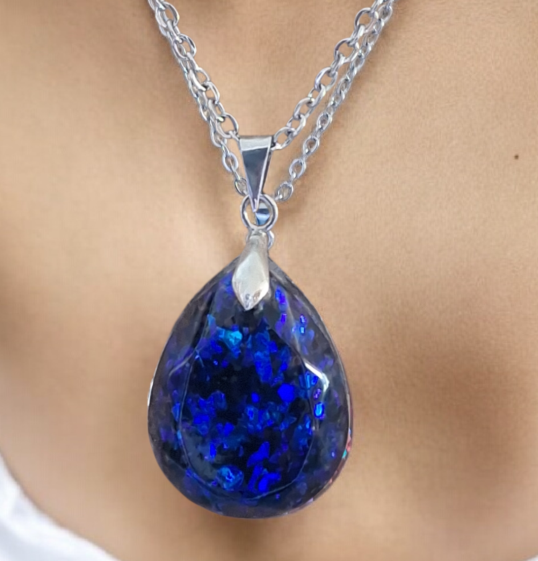 Pendentif goutte bleu scintillant en résine époxy – Collier fait main