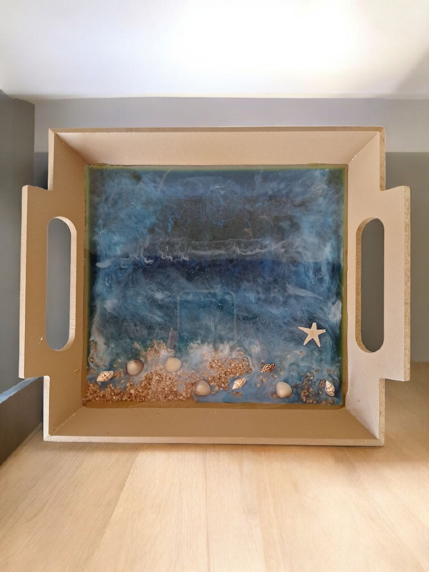 Plateau de Service Décor Marin en Résine Époxy et Bois | Scène de Plage