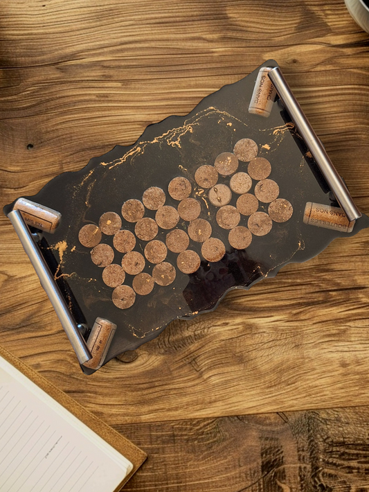 Plateau en résine époxy artisanal avec bouchons de liège – Élégant et unique
