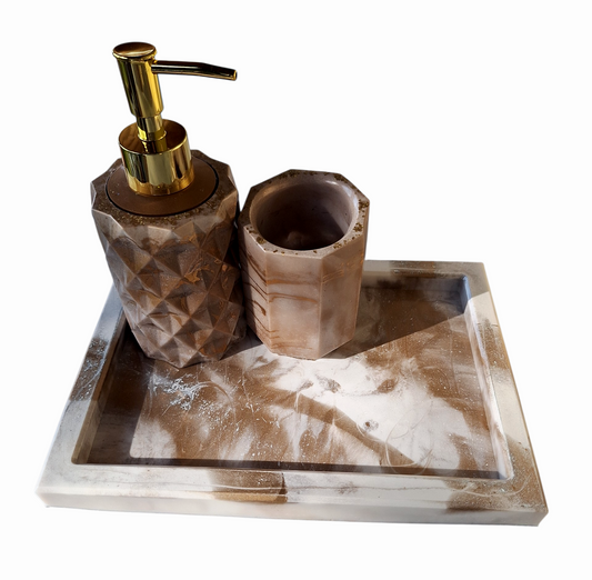 Accessoires salle de bain en résine époxy effet marbre. Set artisanal avec plateau, pompe dorée et gobelet. Élégance et pièce unique.