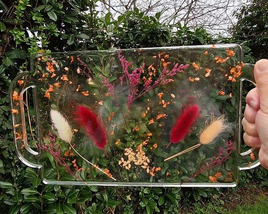 Plateau en résine époxy transparent – Fleurs séchées et feuilles dorées, création artisanale