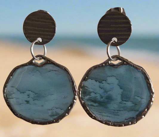 Boucles d’oreilles en résine époxy bleu effet ciel – Création artisanale élégante