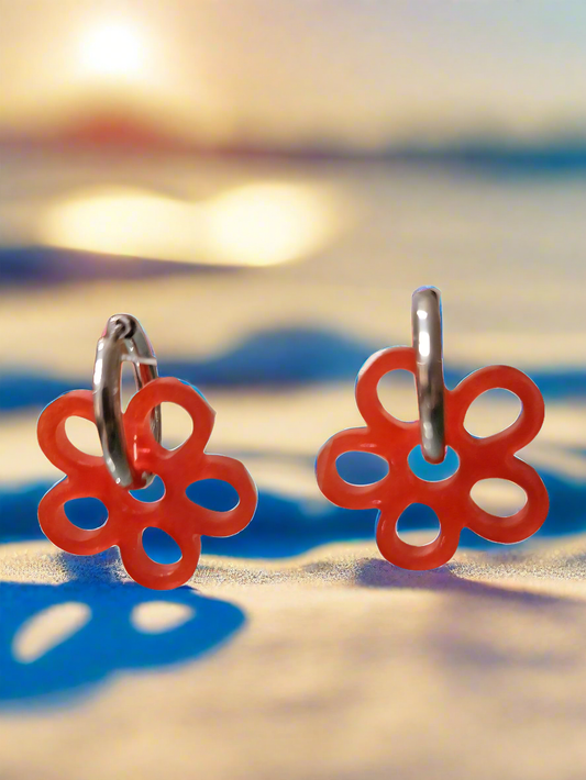 Boucles d’oreilles fleur rouge en résine – Design ajouré et moderne