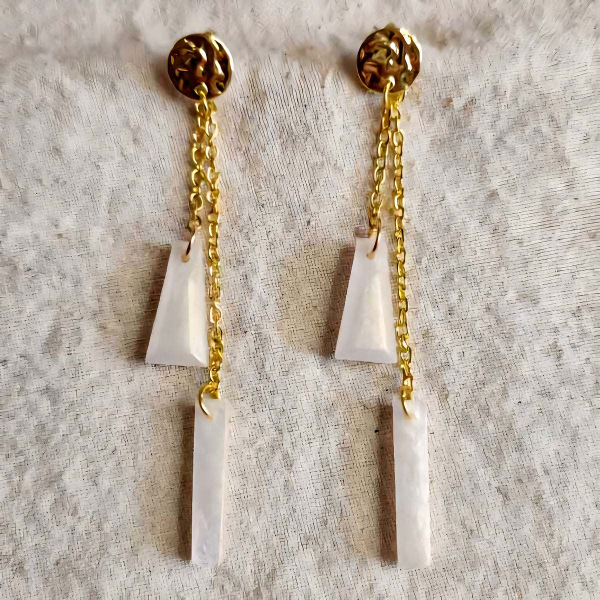 Boucles d'oreilles Longues Duo Blanc Nacre - Géométriques & Chaîne Dorée
