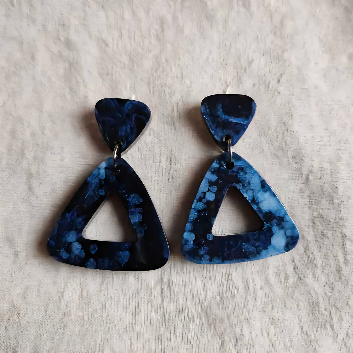 Boucles d'oreilles Triangle Bleu Nuit - Résine Marbrée Ajourée - Effet Minéral