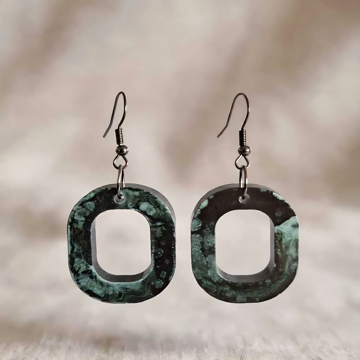 Boucles d'oreilles Carré Noir Vert - Résine Marbrée Ajourée & Acier Noir