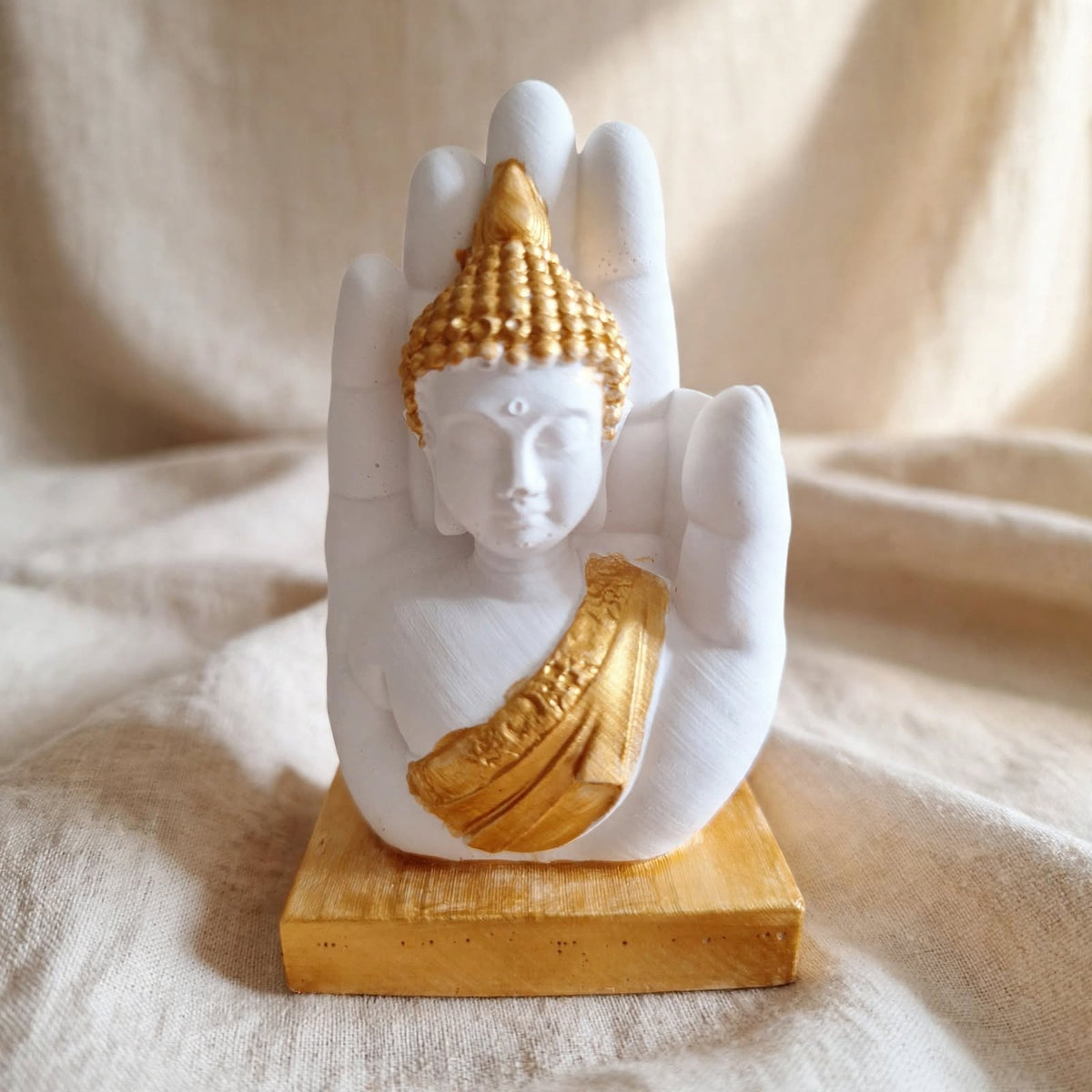 Statue Bouddha en Résine Naturelle et Or dans la Main Protectrice– Décoration Zen & Feng Shui