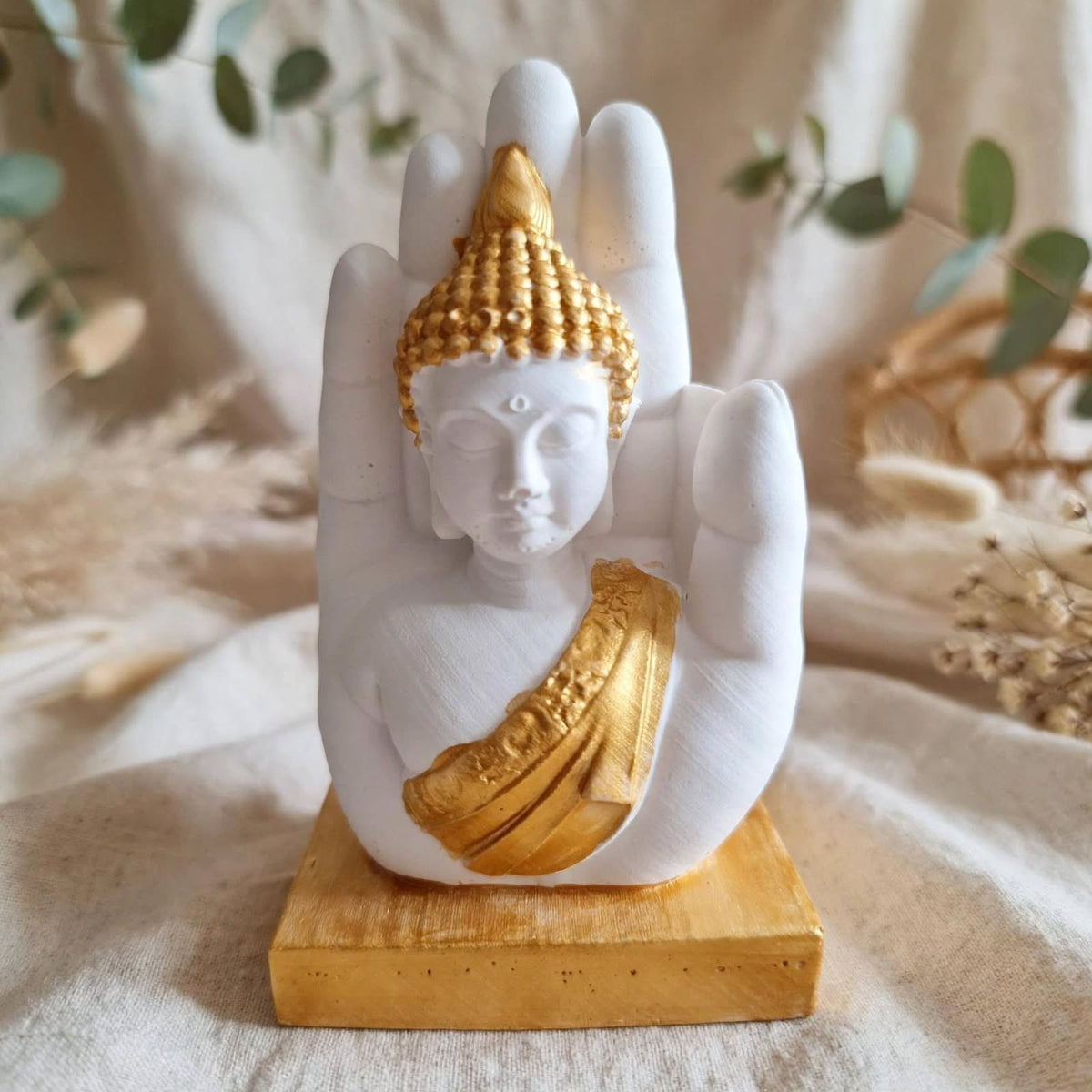 Statue Bouddha en Résine Naturelle et Or dans la Main Protectrice– Décoration Zen & Feng Shui
