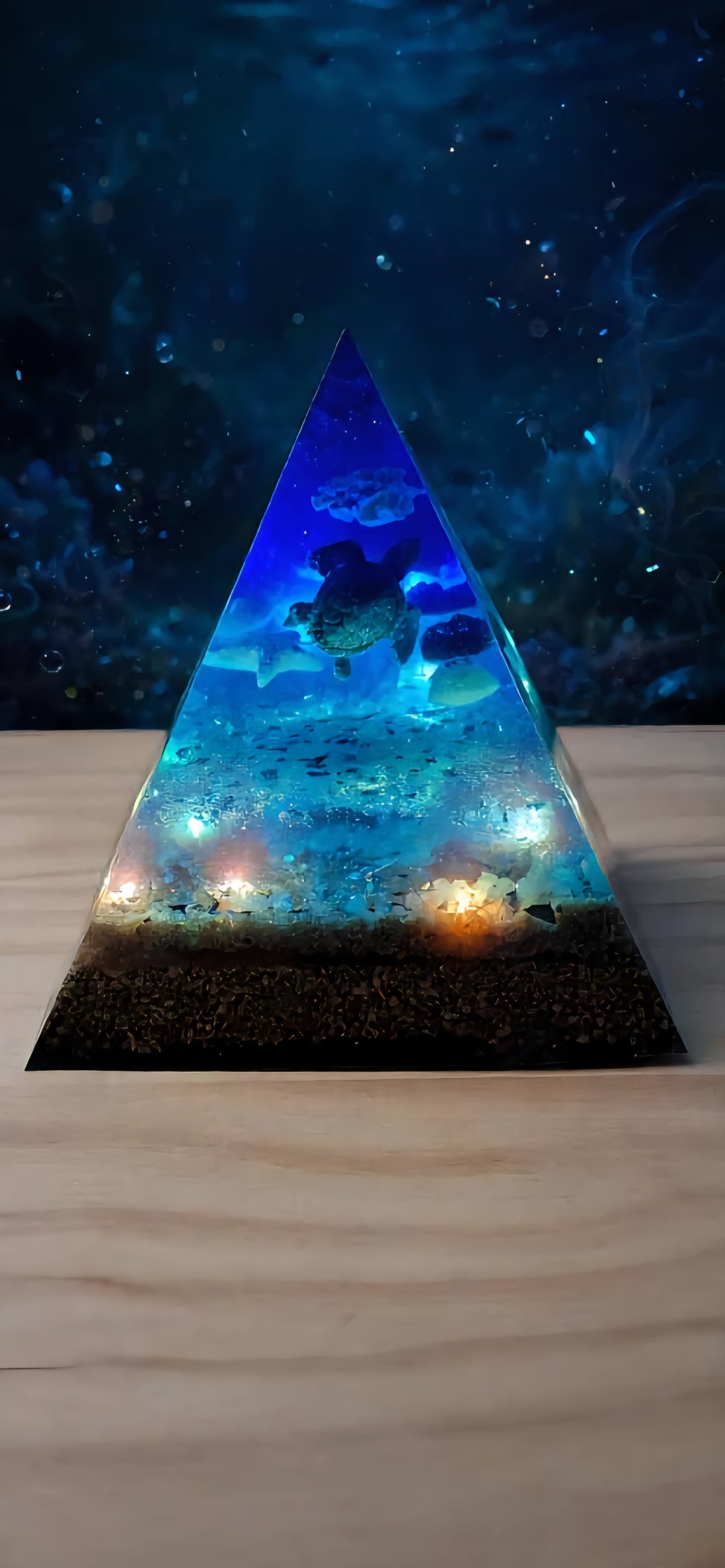 GRANDE PYRAMIDE OCÉAN LUMINEUSE XXL 16cm - 1,344kg - LED INTÉGRÉES - 4 FACES