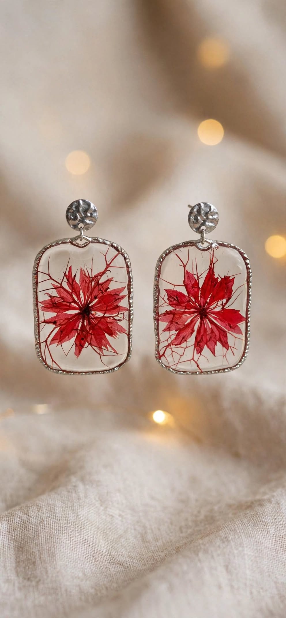 Boucles d'oreilles Fleurs Séchées Rouges fait main – Médaillons Argentés-  idée cadeau pour elle