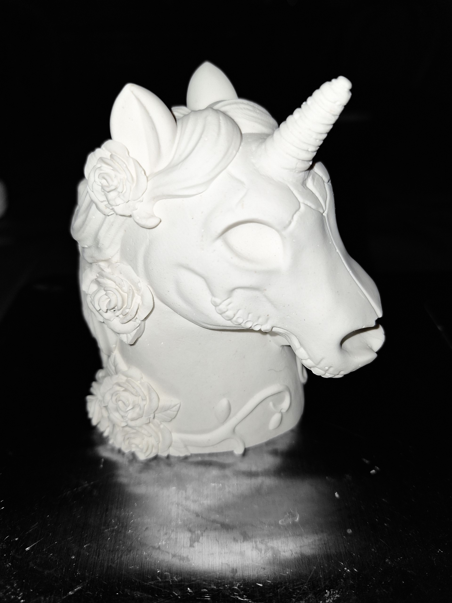 Tête de Licorne Gothique "Skull & Roses" - Sculpture Artisanale en Résine Naturelle