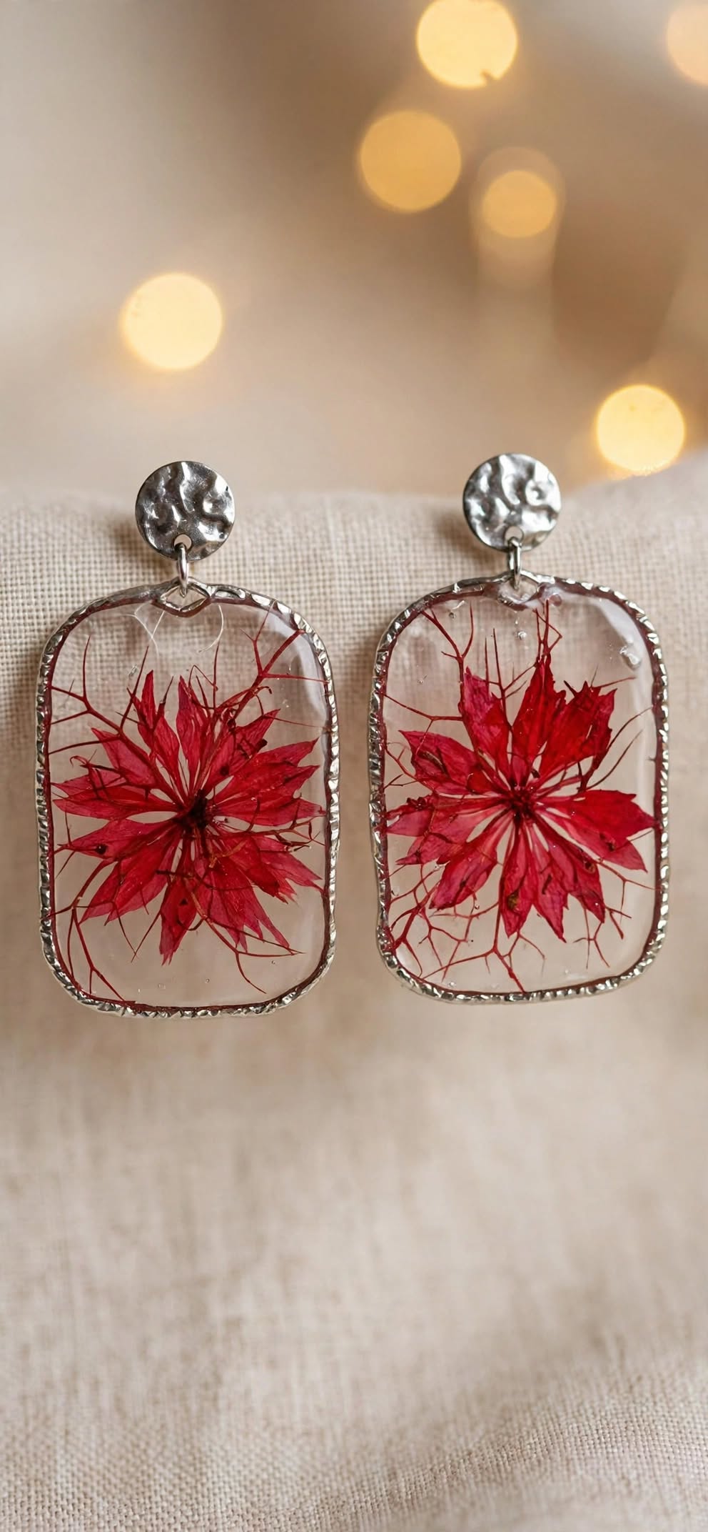 Boucles d'oreilles Fleurs Séchées Rouges fait main – Médaillons Argentés-  idée cadeau pour elle