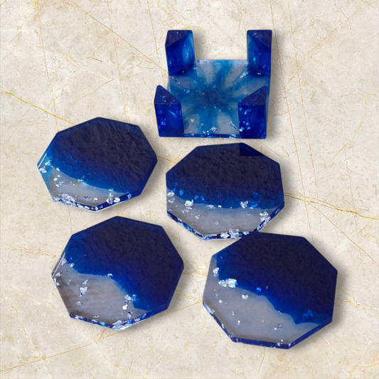 Set de 4 sous-verres octogonaux en résine époxy bleu océan avec éclats scintillants. Support assorti inclus. Pièce unique faite main